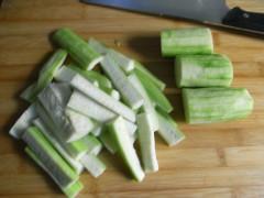 丝瓜炒毛豆的做法