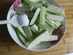 丝瓜炒毛豆的做法