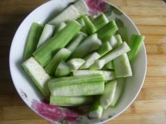 丝瓜炒毛豆的做法