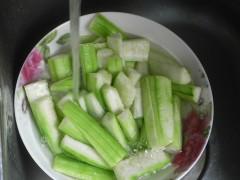 丝瓜炒毛豆的做法