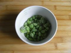 丝瓜炒毛豆的做法