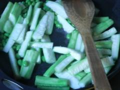 丝瓜炒毛豆的做法