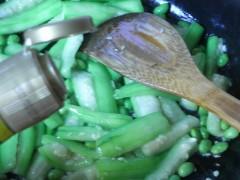 丝瓜炒毛豆的做法