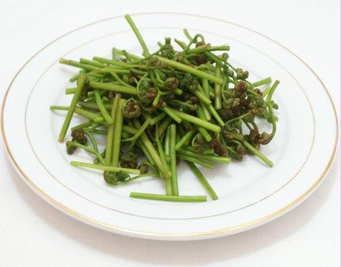 竹笋金针菇炒蕨菜的做法