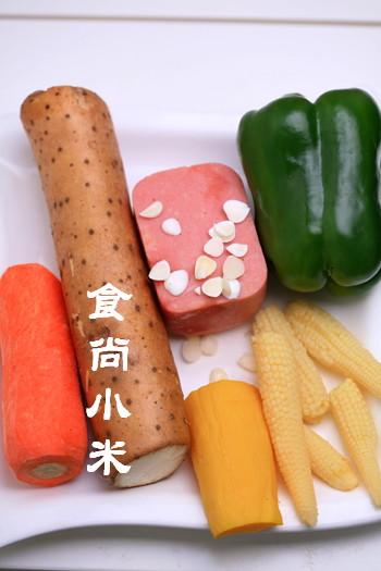 胡萝卜玉米笋炒火腿的做法