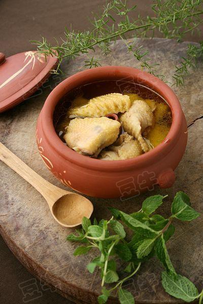 云南汽锅鸡的做法