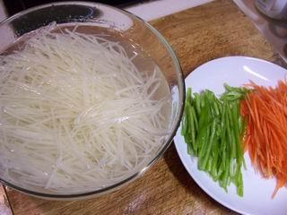 凉拌胡萝卜土豆丝的做法