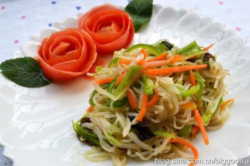 绿豆芽拌菜椒的做法