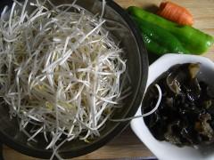 绿豆芽拌菜椒的做法