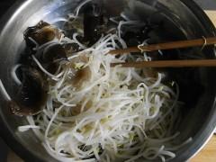 绿豆芽拌菜椒的做法