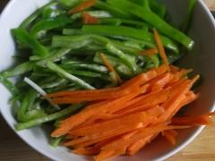 绿豆芽拌菜椒的做法