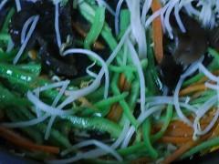 绿豆芽拌菜椒的做法