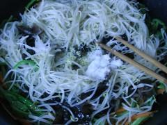 绿豆芽拌菜椒的做法