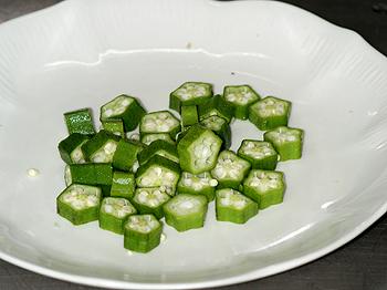 味噌秋葵烩山药的做法