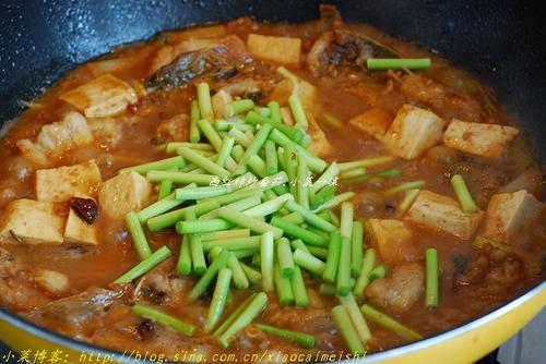 蒜薹豆腐熬鱼的做法