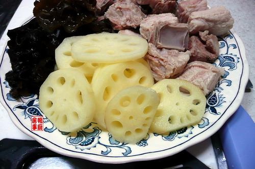 莲藕排骨汤的做法