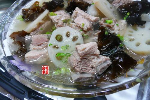 莲藕排骨汤的做法