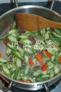 秋葵腊肠小炒的做法