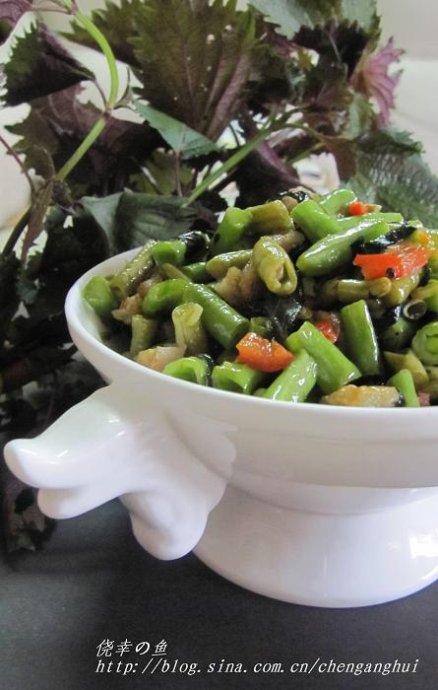 紫苏双色豆角炒鱼松的做法