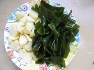 海带炖土豆的做法