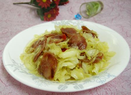 圆白菜炒香肠的做法