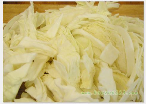 圆白菜炒香肠的做法