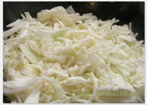 圆白菜炒香肠的做法