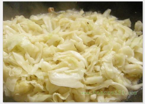 圆白菜炒香肠的做法