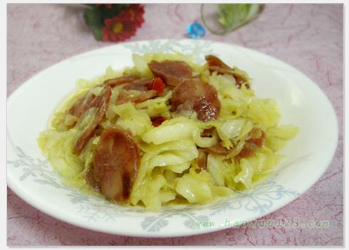 圆白菜炒香肠的做法