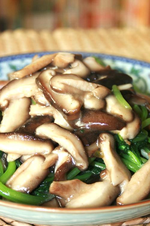 冬菇扒茼蒿的做法