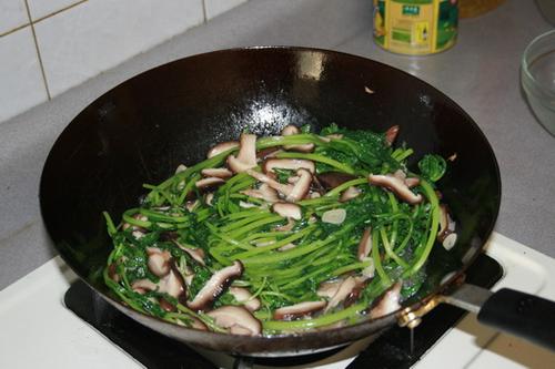 冬菇扒茼蒿的做法