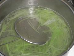 白灼莴苣的做法