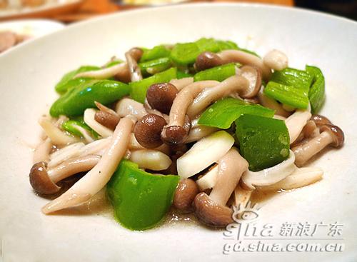 青椒炒蘑菇的做法
