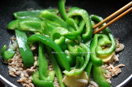 青椒肉末盖浇饭的做法