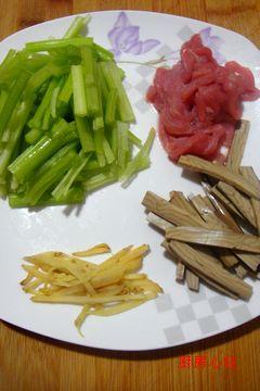 肉丝炒芹菜的做法