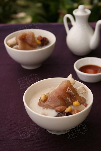 美白猪蹄汤的做法