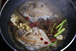 家常红烧平鱼的做法