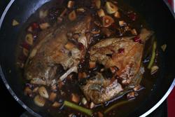 家常红烧平鱼的做法