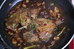 家常红烧平鱼的做法