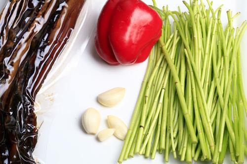 芦蒿炒腊肉的做法