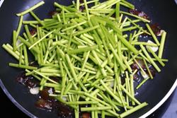 芦蒿炒腊肉的做法