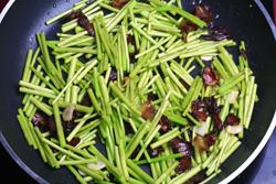 芦蒿炒腊肉的做法