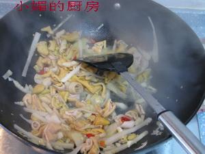 酸笋炒鸡肠的做法