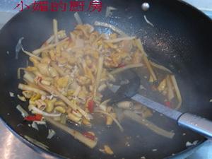 酸笋炒鸡肠的做法