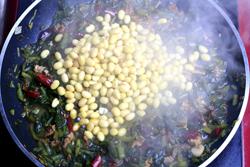 雪里蕻炒黄豆的做法