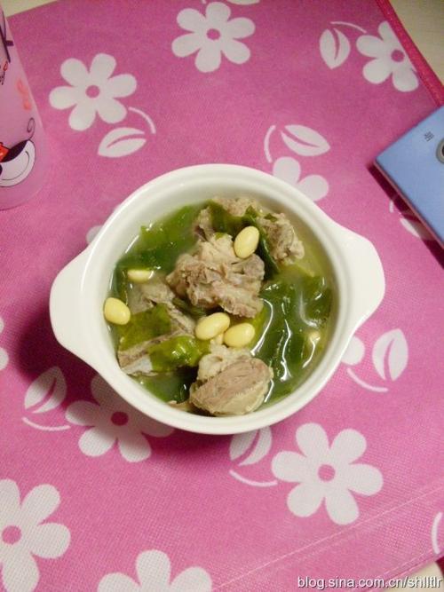黄豆裙带排骨汤的做法