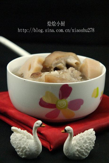 莲藕花生猪蹄汤的做法