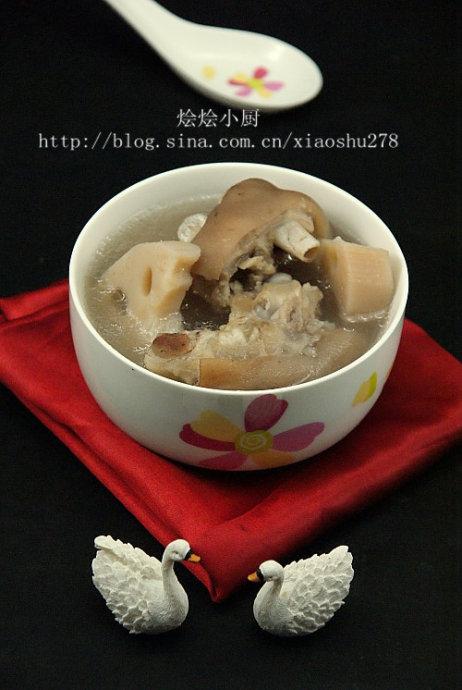 莲藕花生猪蹄汤的做法