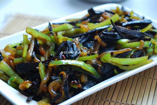 青椒炒西瓜皮的做法