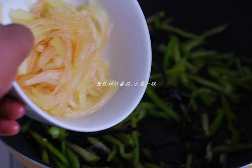 青椒炒西瓜皮的做法